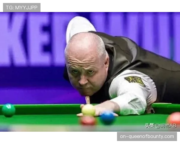 希金斯与教练复盘比赛录像 老将严谨态度成典范